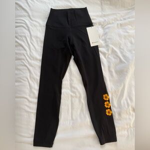 NWT Lululemon Black Align HR 25" Hawaii Flowers
Islands Leggings Pants size 4
